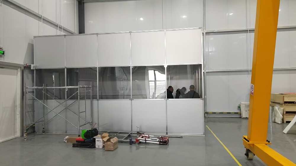 如何確保鋁塑板百級(jí)潔凈棚的氣流均勻性，避免局部污染？